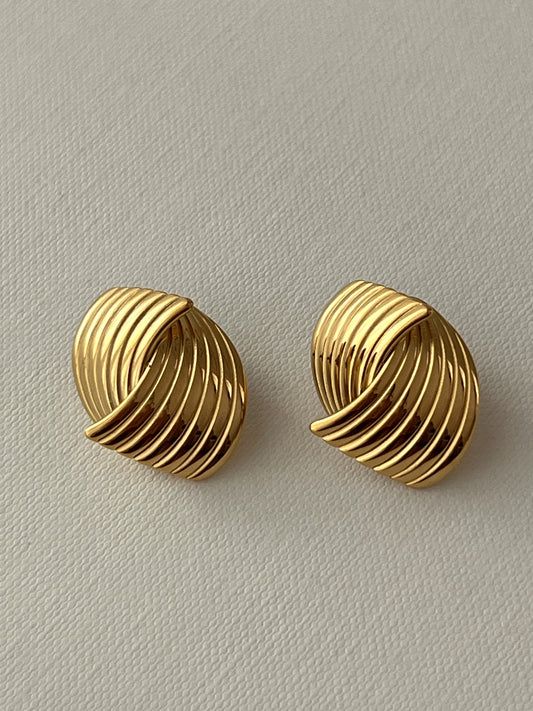 gold-earrings